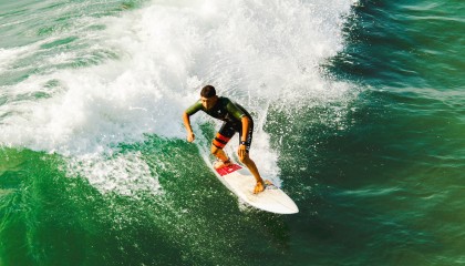 开云·Kaiyun网页版-英超：曼城客场2-1逆转利物浦，争冠战线再起波澜，2019年英超曼城vs利物浦2比1